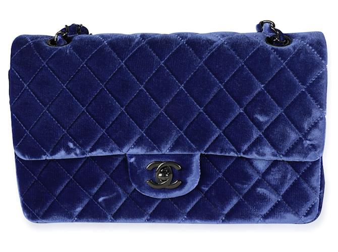 Sac à rabat doublé classique moyen en velours matelassé bleu Chanel Cuir  ref.620420