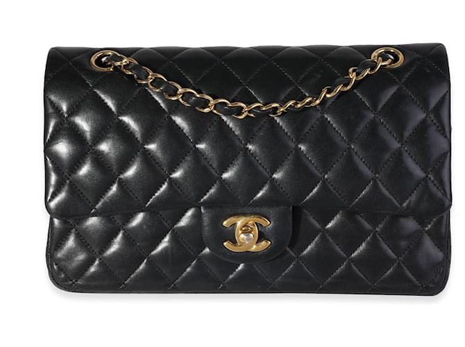 Bolso con solapa con forro clásico mediano de piel de cordero acolchada negra de Chanel Negro Cuero  ref.622600