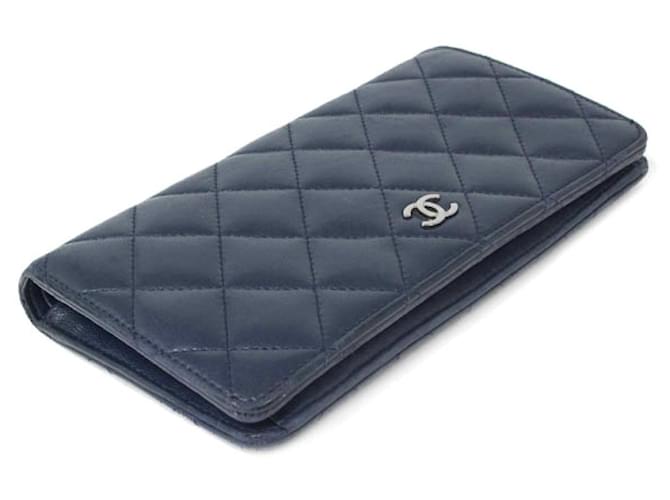 Chanel carteiras Azul escuro Pele de cordeiro  ref.622807