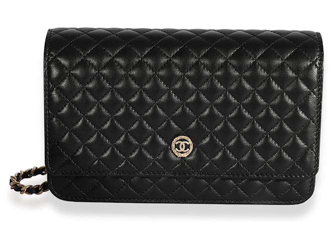Wallet On Chain Cartera con escudo de piel de cordero acolchada negra de Chanel con cadena Negro Cuero  ref.623132