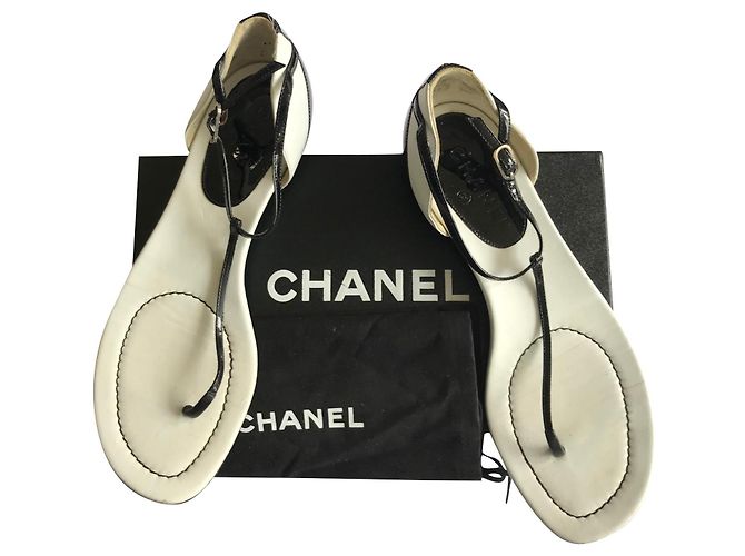 Chanel Sandali Infradito Neri e Bianchi in Pelle Vernice Nero Bianco