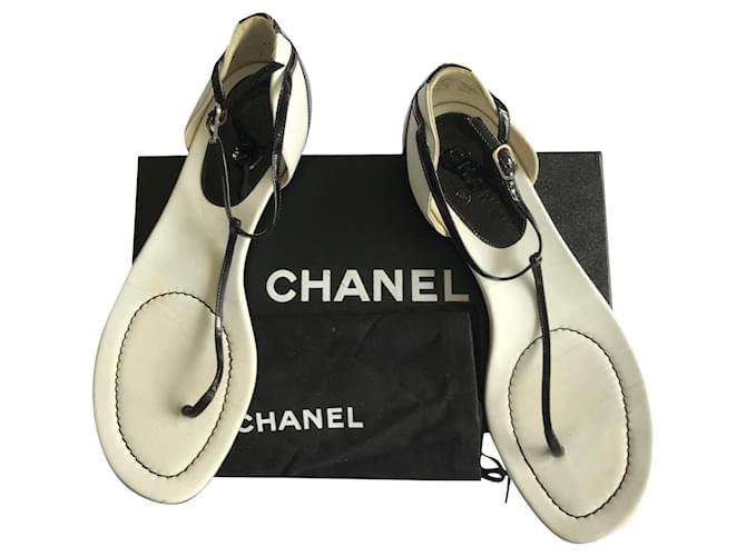 Chanel Tongs Sandales Cuir Cuir vernis Noir Blanc  ref.623634