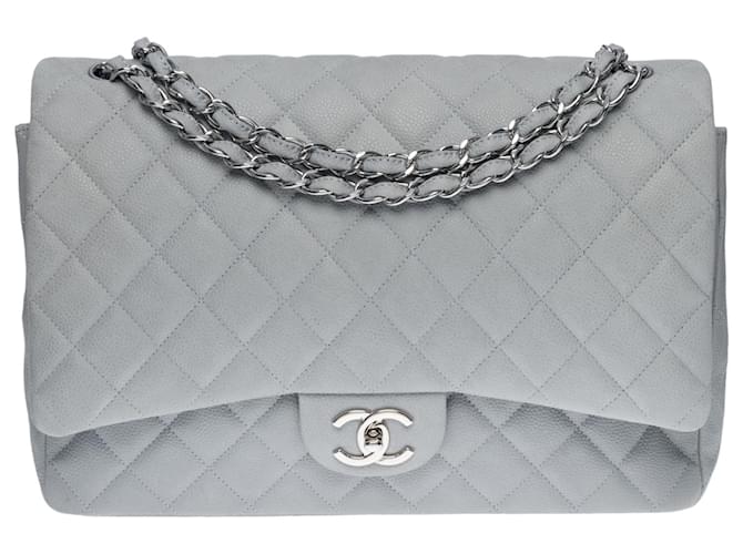 Majestic and Splendid Chanel Timeless Maxi Jumbo handbag with lined flap in gray quilted caviar leather, Garniture en métal argenté Grey  ref.625154