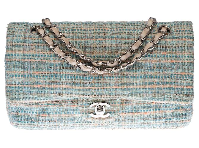Timeless Bella borsa media senza tempo di Chanel 25 cm con patta foderata in tweed verde acqua, arancione e blu, Garniture en métal argenté Multicolore  ref.625163