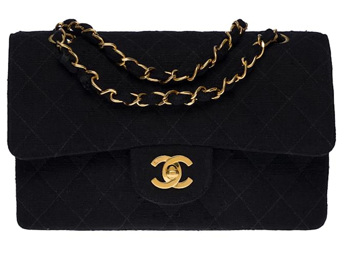 A cobiçada bolsa Chanel Timeless 23 cm com aba forrada em linho preto, garniture en métal doré  ref.625355