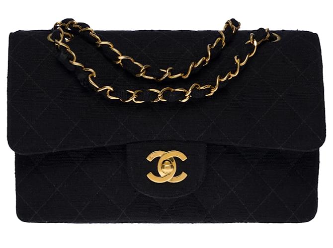 Die begehrte Chanel Timeless Tasche 23 cm mit gefütterter Klappe aus schwarzem Leinen, garniture en métal doré  ref.625355