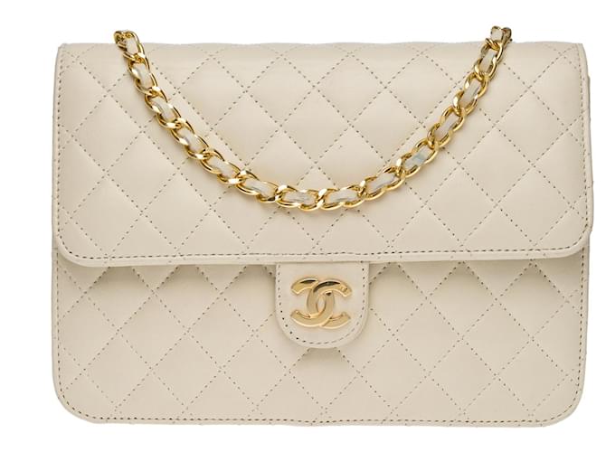 Très chic sac Chanel Classique flap bag en cuir matelassé écru, garniture en métal doré Blanc cassé  ref.625794