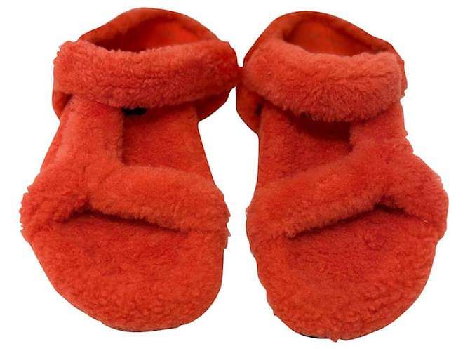 Sandales à bout ouvert et peau lainée Fendi Fourrure Rouge  ref.625850