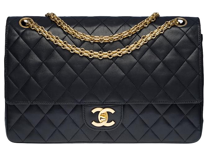 Schöne Chanel Timeless/Classic Handtasche 27cm mit gefütterter Klappe aus marineblauem, gestepptem Leder, garniture en métal doré  ref.626761