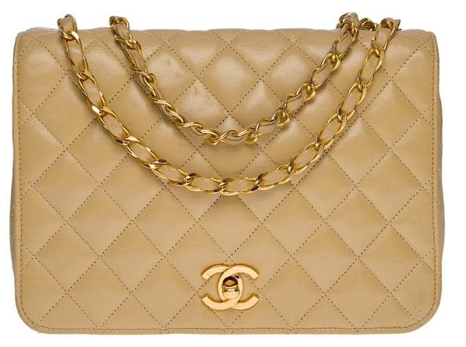 Timeless Linda bolsa Chanel Classic Full Flap MM em pele de cordeiro acolchoada bege, garniture en métal doré Couro  ref.626784