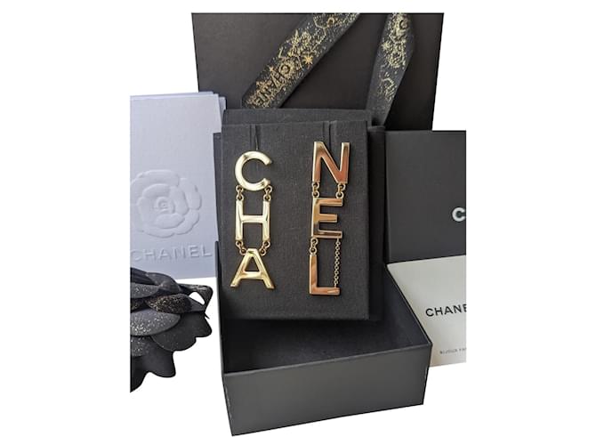 Chanel CHA NEL RARE Piste Logo B20Reçu de boîte de boucles d'oreilles lettre V Métal Doré  ref.628394