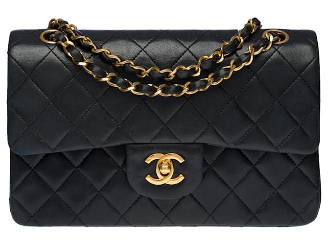 The coveted Chanel Timeless bag 23 cm with lined flap in black quilted leather, garniture en métal doré Lambskin  ref.628628