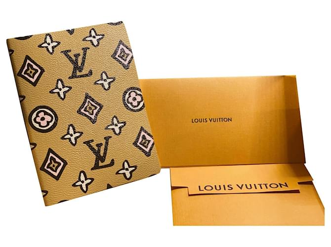 Louis Vuitton caderno clemence selvagem de coração Estampa de leopardo Couro  ref.629138