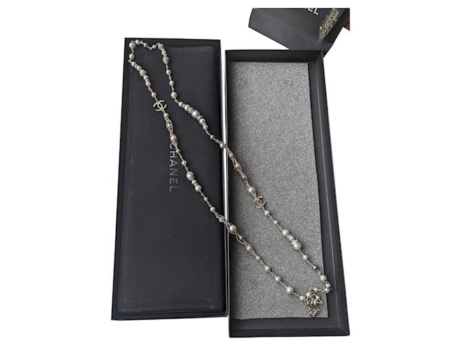 Chanel CC A16Collana lunga B Logo in cristallo di perle grigie con scatola Grigio Metallo  ref.629141