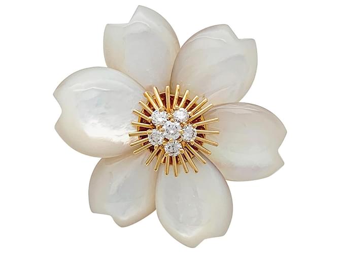 Autre Marque Van Cleef & Arpels "Christmas Rose" brooch in yellow gold, diamonds and mother of pearl.  ref.629675
