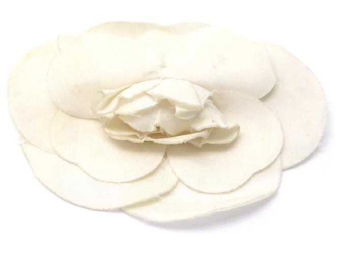 Other jewelry VINTAGE CHANEL CAMELIA FLOWER BROOCH WHITE FABRIC WHITE CANVAS FLOWER BROOCH Cloth  ref.629779