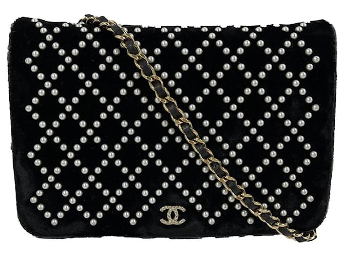 Wallet On Chain Chanel - Métiers d'Art 2017 Cartera cruzada de terciopelo negro y perlas con cadena  ref.630289
