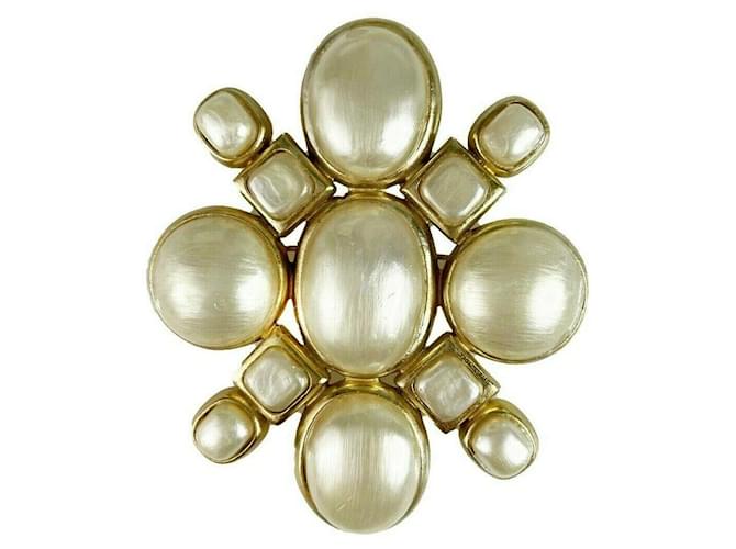 Chanel - 02P Spring 2002 - Vintage Maltese Cross Faux Pearl brooch Golden Metal  ref.630309