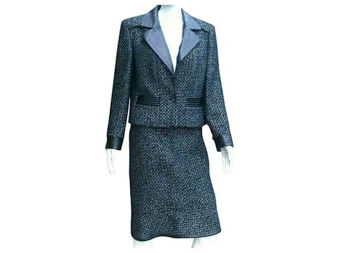 Chanel 02Un completo di giacca/gonna in tweed con finiture in pelle Blu Blu navy Lana  ref.630310