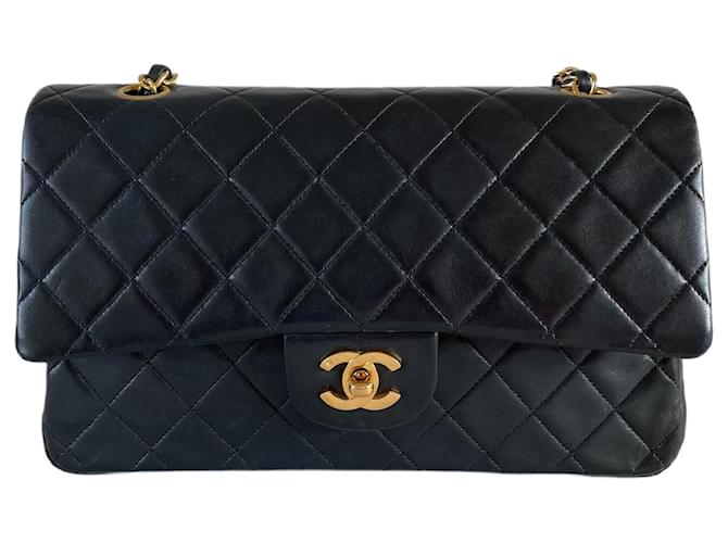 Chanel classique rabat doublé en cuir d'agneau moyen matériel doré intemporel Noir  ref.630612