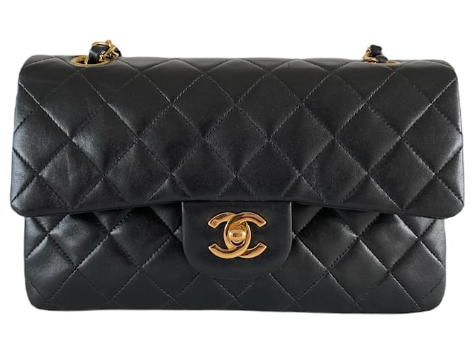 Timeless Chanel clásica solapa forrada pequeña piel de cordero herrajes dorados atemporal negro vintage Cuero  ref.630636