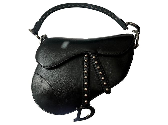 Saddle Dior Sella in pelle di agnello nera ricamata con borchie.