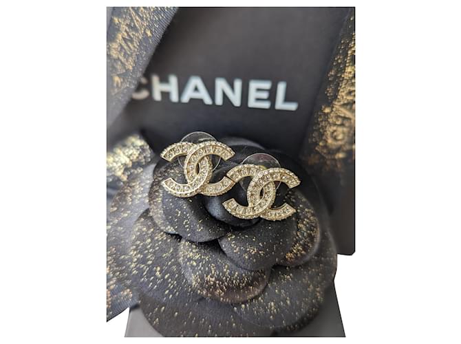 Chanel CC A21Boîte à boucles d'oreilles V Timeless Crystal Golden Hardware Logo Métal Doré  ref.632426