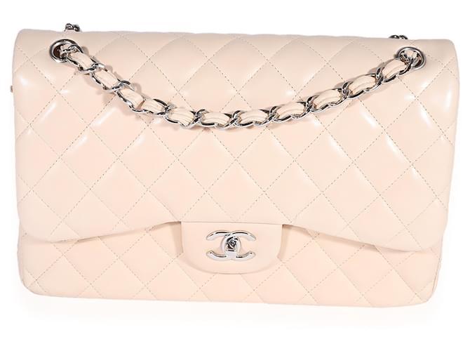 Bolso con solapa con forro clásico Jumbo de piel de cordero acolchada en beige de Chanel Carne Cuero  ref.632495
