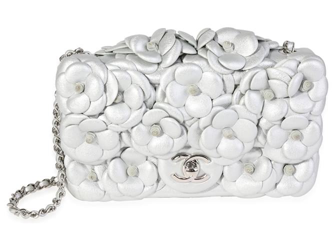 Mini sac à rabat rectangulaire Camellia en cuir matelassé argenté Chanel Gris  ref.632585