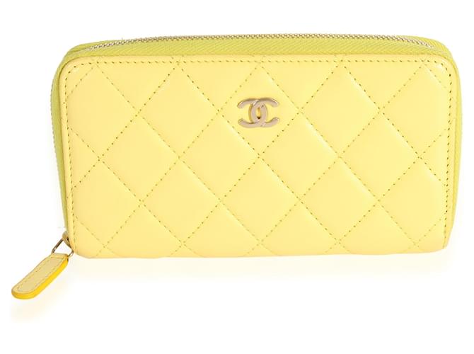 Chanel Geldbeutel aus gestepptem, gelbem Lammleder mit umlaufendem Reißverschluss  ref.632648