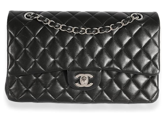 Bolso con solapa con forro clásico mediano de piel de cordero acolchada negra de Chanel Negro Cuero  ref.632694