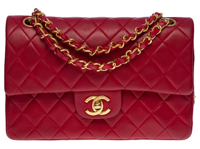A cobiçada bolsa Chanel Timeless 23 cm com aba forrada em couro acolchoado vermelho, garniture en métal doré Pele de cordeiro  ref.633024