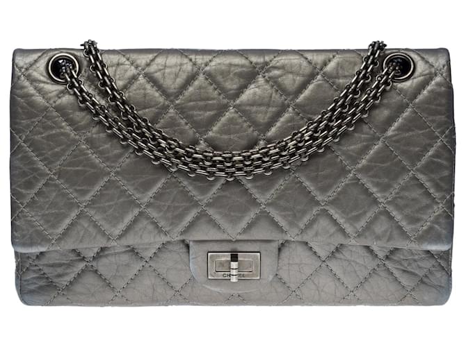 Herrliche Chanel Handtasche 2.55 Klassisch gefütterte Klappe aus gestepptem Leder in Metallic-Silber, Ruthenium-Metallbesatz  ref.633062