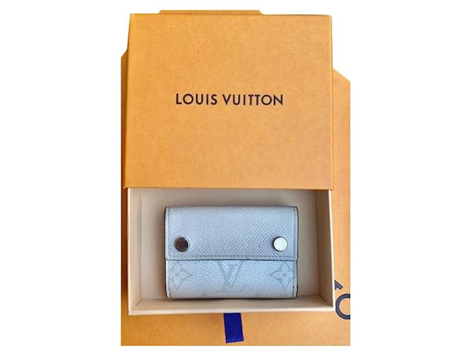 Montsouris Louis Vuitton Taigarama Discovery compacto Fora de branco Couro  ref.633191