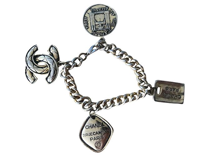 Pulsera de dijes Chanel dorada metal Gold hardware