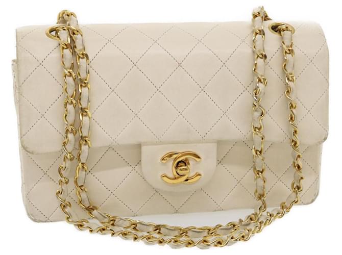 Matelasse clásico de CHANEL 23 Bolso de hombro con cadena y solapa Piel de cordero Blanco Auth jk1447EN Dorado Cuero  ref.636007