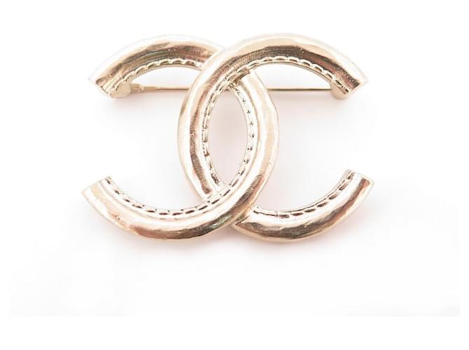 Other jewelry NEW CHANEL LOGO CC COLLECTION BROOCH 2022 GOLDEN METAL GOLDEN BROOCH NEW  ref.636846