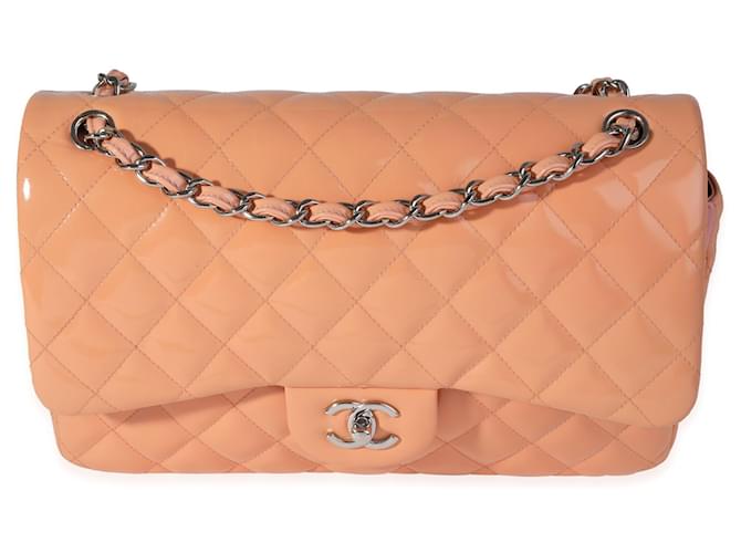 Bolso con solapa forrado clásico Jumbo de charol acolchado color melocotón de Chanel Naranja  ref.637010
