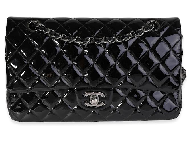 Bolso con solapa con forro clásico mediano de charol acolchado negro de Chanel  ref.637050