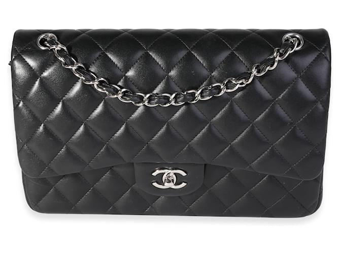 Bolso con solapa con forro clásico Jumbo de piel de cordero acolchada negra de Chanel Negro Cuero  ref.637106