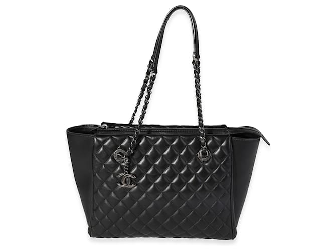 Chanel Bolso tote Paris-cosmopolite de piel de becerro acolchada en negro Cuero  ref.637130