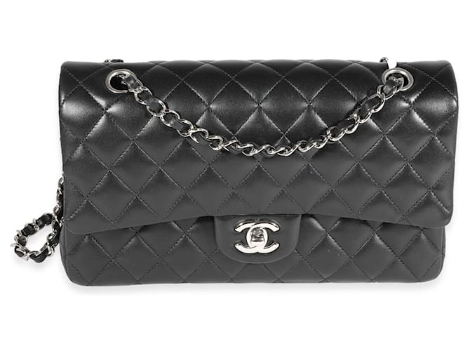 Bolso con solapa con forro clásico mediano de piel de cordero acolchada negra de Chanel Negro Cuero  ref.637137