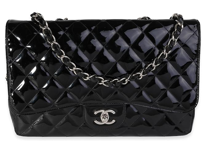 Bolsa Chanel Black acolchoada de couro envernizado Jumbo Classic com aba simples Preto  ref.637235