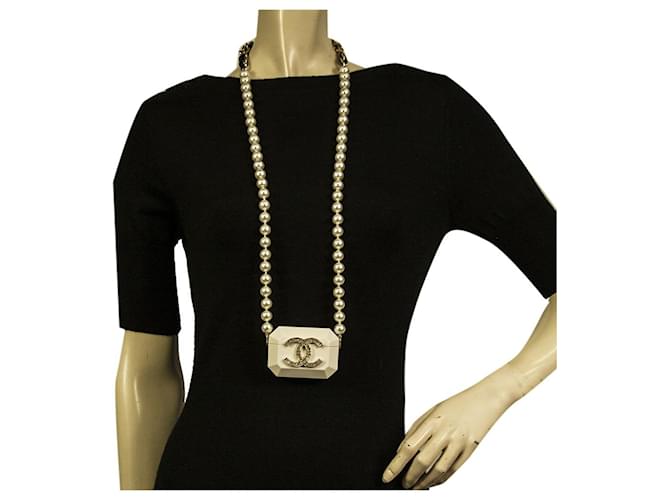 Chanel AirPods Pro Case & Halskette aus cremeweißem Kunstharz mit Perlen- und Lederkette  ref.638053