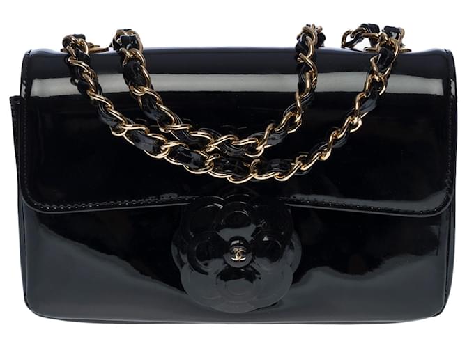 Bella e rara borsa Chanel Timeless Camélia Mini con patta in pelle verniciata nera, garniture en métal doré Nero  ref.638366