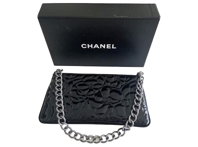 Bolsa Pochette Chanel Camellia preta de couro envernizado Preto  ref.639356