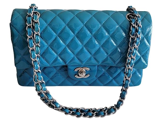 Bolsa de ombro Chanel com aba clássica de couro envernizado com corrente Azul  ref.639399