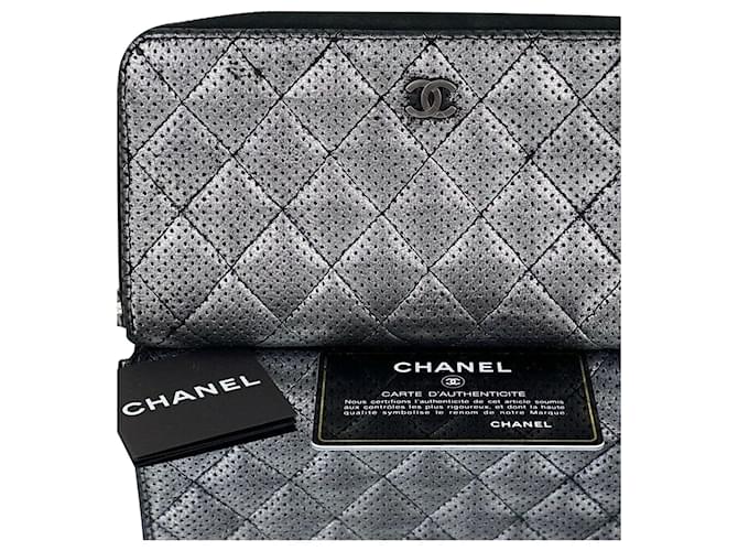 Portefeuille Chanel perforé en cuir d'agneau métallisé argenté matelassé zip autour de l'pochette B395   ref.639416