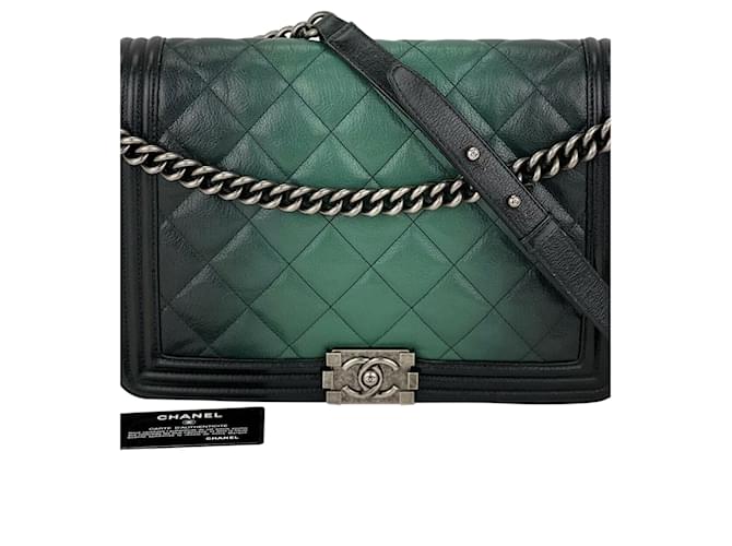 Chanel Bolso Chanel Verde oscuro Ombre Quilted Glazed Leather Large Boy Authentic B466  Cuero  ref.639465