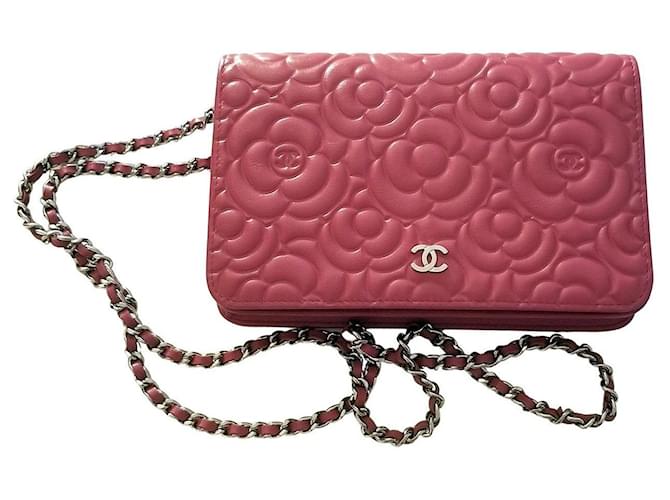 Bolso de hombro Chanel Camellia de piel de cordero rojo frambuesa Roja Cuero  ref.639570
